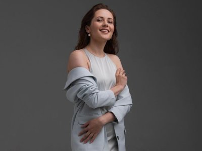 Наталка Денисенко зачарувала витонченим образом у сірих кольорах в новій фотосесії