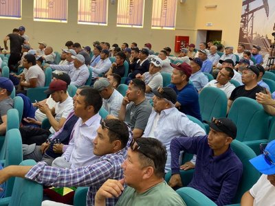 Нурлан Ногаев встретился с экс-сотрудниками компании БерАли в Жанаозене