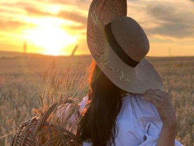 Шляпа, белые джинсы и не только: как одеваться летом женщинам за 60