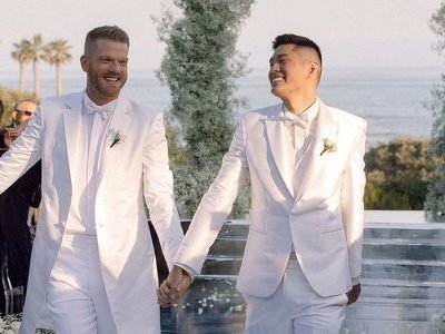 Вокалист группы Pentatonix Скотт Хоинг сыграл роскошную свадьбу со своим партнером