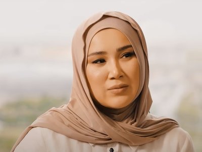 Фотосуретте қыздар аяқтарын көтерді.