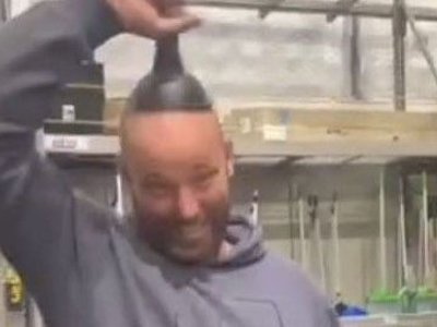 Лысый мужчина в шутку прилепил себе на голову вантуз, но быстро пожалел об этом - видео