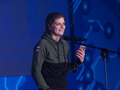 Аэроразведчица Берлинская: Наши соседи в первые месяцы войны вместо хотя бы пистолетов серьезных начали нам бросать ножи и палки. Так я называю Javelin и Stinger. Мы, конечно, благодарны, но с таким оружием невозможно выиграть