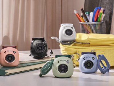 Помещается в ладони. Fujifilm анонсировала новый фотоаппарат Instax (ФОТО)