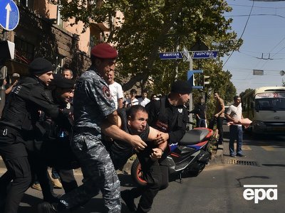 В Армении пятый день продолжаются антиправительственные протесты. Митингующие требуют отставки Пашиняна из-за уступок Азербайджану. Фоторепортаж