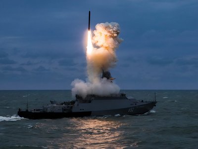 Ночью в Одессе раздались мощные взрывы, возник пожар в высотке. Область атаковали Калибрами, Ониксами и дронами Shahed. Видео