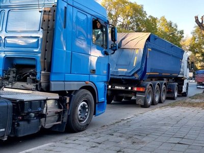 «Керчь забита зерновозами». Как Россия вывозит украинское зерно через порты Крыма
