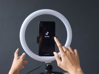 Почти миллион видеороликов удалил TikTok в Казахстане