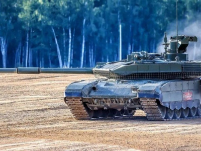 В Луганской области российский танк протаранил три своих грузовика. ВИДЕО