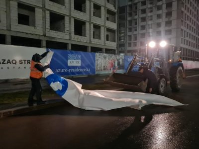 На севере Казахстана устраняют последствия ураганного ветра