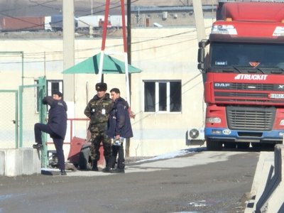 На КПП на кыргызско-казахстанской границе скопилось 500 грузовых автомобилей