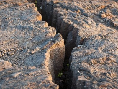 Трещина в земле напугала жителей села Жетыбай Мангистауской области