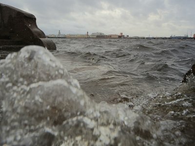 В россии из-за шторма ушел под воду целый аэродром