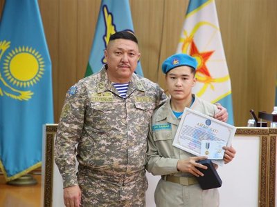 Министр обороны Руслан Жаксылыков наградил Акжола Героя медалью «Ел қорғаны»