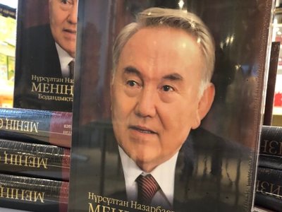 «Аккуратно подсунули идею легализации бастардов». Что пишут в соцсетях о новой книге Назарбаева