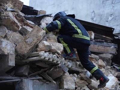 На Базарной обрушился трехэтажный жилой дом (фоторепортаж)