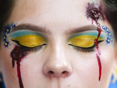 «Стоишь голая с мешком на голове, а они касаются тебя». Что переживают украинки в плену и оккупации?
