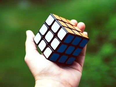 Если вы до сих пор гордитесь, что можете полностью собрать кубик Рубика, — есть парень посерьезней (Видео)