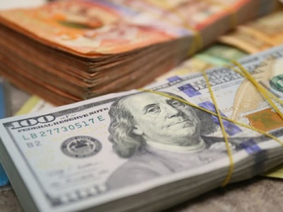 Курс доллара продолжает снижаться на торгах