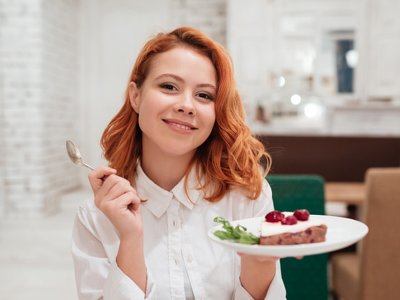 Как уменьшить потребление сладостей и включить их в здоровый рацион. Советы эксперта