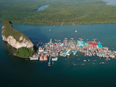 Необычная мусульманская деревня посреди моря, прославившаяся на весь мир! (+Видео)