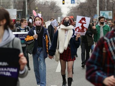 В Алматы прошёл одиночный пикет за проведение женского марша и митинга 8 марта