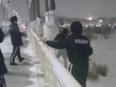 Полицейские спасли юношу от прыжка с моста в Астане
