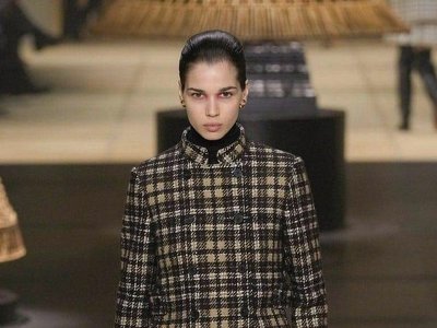 Грузинская модель Матильда Гварлиани продефилировала на показе Dior и Gucci