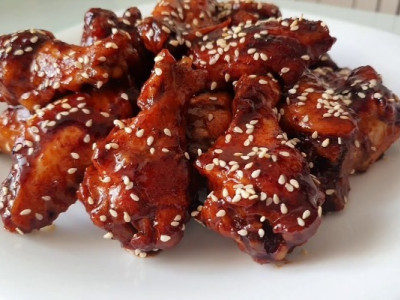 Бюджетно, празднично, вкусно. Крылышки в глазури с Кока-колой: гости будут просить еще