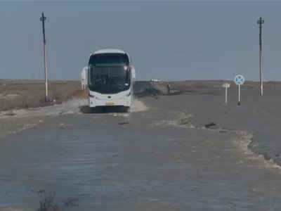 Более 350 грузовых фур застряли на трассе из-за паводков, размывших дорогу Кульсары — Доссор
