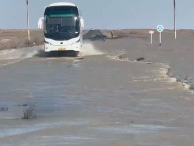 Дорожники приступили к восстановлению трассы Кульсары — Атырау