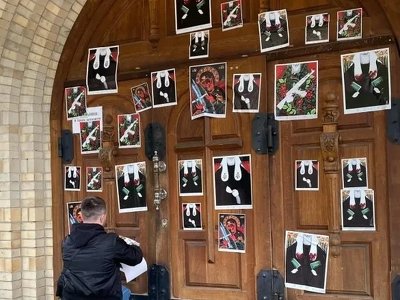 В центре Черкасс оклеили вход в церковь УПЦ (МП)