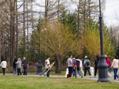 Свыше 140 человек приняли участие в уборке парка Жамбыла в Усть-Каменогорске
