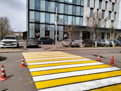 Новую разметку наносят на дороги Караганды