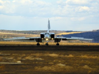 Один из членов экипажа сбитого российского Ту-22МЗ погиб, поиски еще одного продолжаются. В сети появилось видео горящего самолета