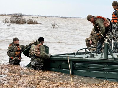 Военные инженеры доставляют гуманитарную помощь паромной переправой в СКО