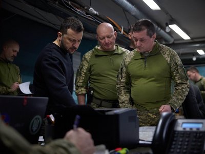 Зеленский наградил бойцов, которые обороняют Часов Яр, а также проверил строительство фортификаций