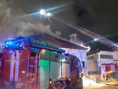 Крупный пожар в магазине тушат в Усть-Каменогорске