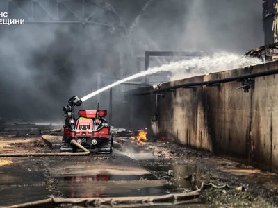 Одесские спасатели показали, как робот тушит пожар, произошедший из-за удара россиян