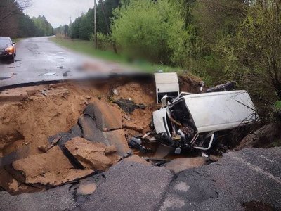 Микроавтобус провалился под землю в Киевской области: два человека погибли, семеро ранены