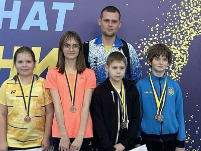 Юні спортсмени з Миколаєва вибороли сім медалей на чемпіонаті України з бадмінтону