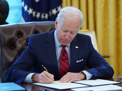 Байден підписав закон про допомогу Україні