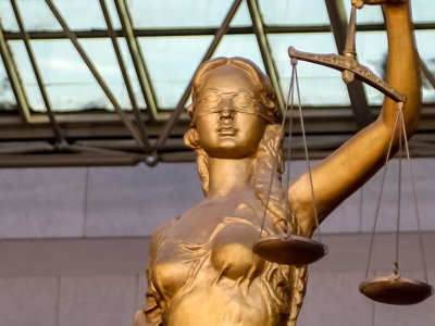 В Караганде осудили мужчин, открывших стрельбу по людям в элитном ЖК в центре города