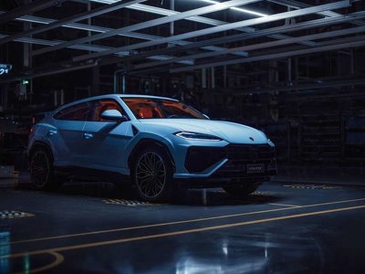Бычок теперь экологичнее: Lamborghini представила гибридную версию своей самой популярной модели