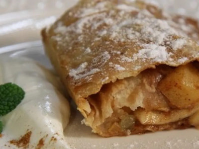 Ленивый яблочный штрудель: приготовьте потрячающе вкусную выпечку за полчаса