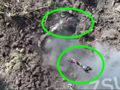 Оторванная концовка оккупанта летит в воздухе после сбрасывания с дрона