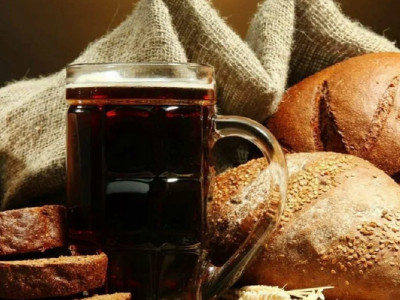 Незаменимое спасение от жары – как приготовить дома настоящий квас из Бородинского хлеба