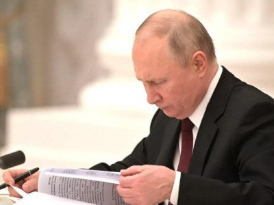 Путин запретил депутатам выезжать за границу без разрешения
