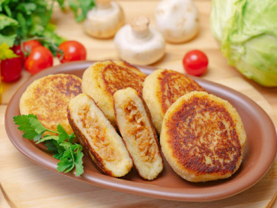 Такой обед остыть не успеет: невероятно вкусное блюдо из картофеля и капусты – вам понравится