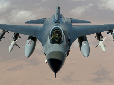 Первая партия истребителей F-16 прибыла в Украину – Bloomberg